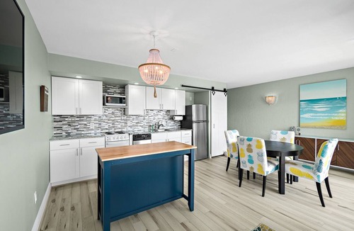 Melbourne Condo | Top Floor - Downtown Condo with Marina Waterfront View