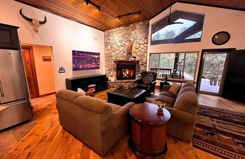Torreon Cabin | Torreon Cozy Cabin - Decks, BBQ - 4 Bedroom - Sleeps 8