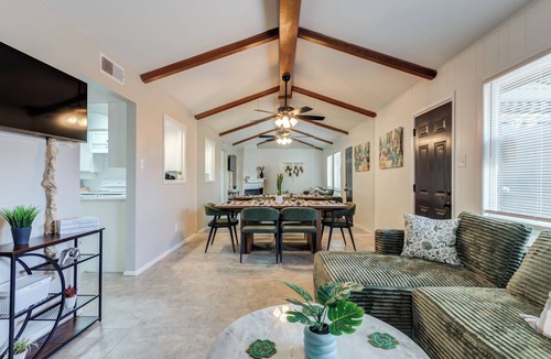 Bowie House | Totally updated Townhouse located in a great area with pool access in the summer