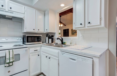 Bowie House | Totally updated Townhouse located in a great area with pool access in the summer