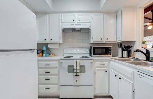 Bowie House | Totally updated Townhouse located in a great area with pool access in the summer