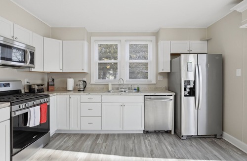 Bloomington House | Tranquil 2+bd 1.5ba, Park, Dog friendly!