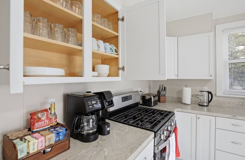 Bloomington House | Tranquil 2+bd 1.5ba, Park, Dog friendly!