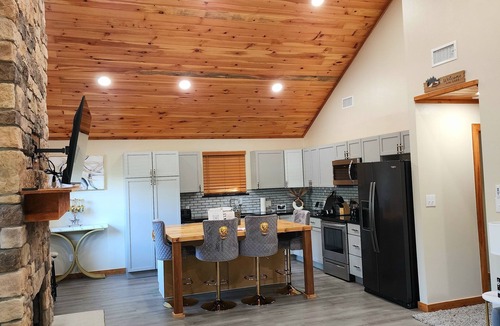 Gordonville Cabin | Tranquil 2-bedroom cabin on an acre, 4 mins to Lake Texoma!