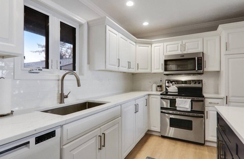 Graymont House | Tranquil Lakefront Retreat: Your Perfect Getaway on Lake Bloomington