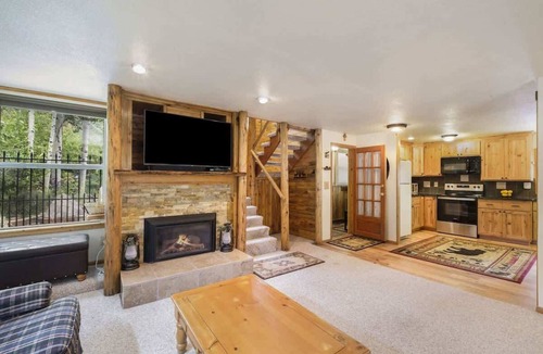Estes Park House | Tranquil Stream Cabin; quaint Estes Park cabin!
