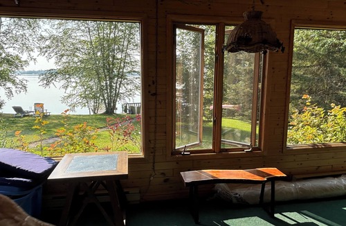 Moonbeam Cottage | Tranquility lake front property