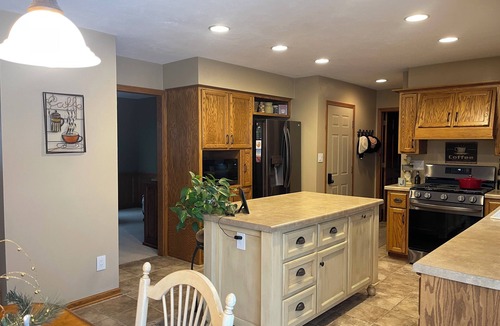 De Pere House | Tremendous 4bedroom house in De Pere with WiFinAvailable for the 2025 NFL draft