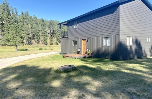 Rapid City Cabin | Trendy and Spacious Cabin Surrounded by Nature in Rapid City, South Dakota