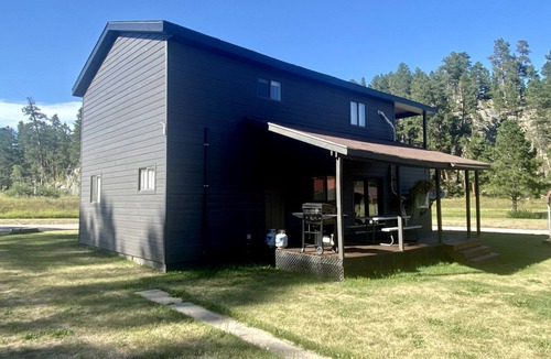 Rapid City Cabin | Trendy and Spacious Cabin Surrounded by Nature in Rapid City, South Dakota