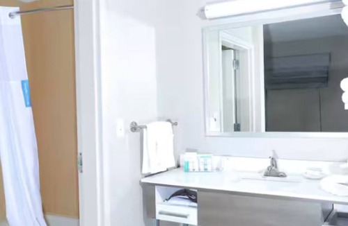 Wesley Chapel Hotel | Triple 2 Queen Studio w/Sofa Bed + Pool Access, Breakfast and Fitness Center!