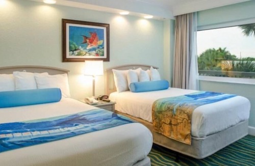 St. Pete Beach Resort | TROPICAL GROUP GETAWAY! 4 Gorgeous Units On The Beach w/ On Site Bar!