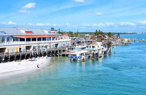 St. Pete Beach Resort | TROPICAL PARADISE! 3 COMFY UNITS, 2 POOLS, TIKI BAR