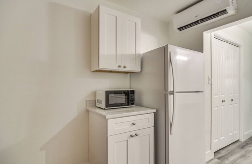 Pass-a-Grille Historic District Apartment | Tropical Pass-A-Grille Gem w/Direct Beach Access!