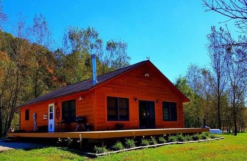 Harpers Ferry Cabin | Trout Lodge with Hot Tub Jacuzzi
