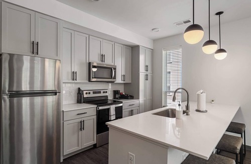 Indianapolis Apartment | TWO CozySuites AYR | 3 Beds | parking, pool, gym
