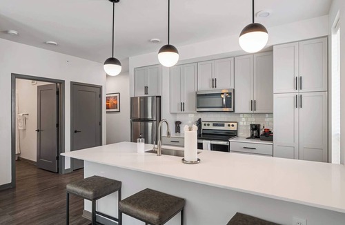 Indianapolis Apartment | TWO CozySuites AYR | 3 Beds | parking, pool, gym
