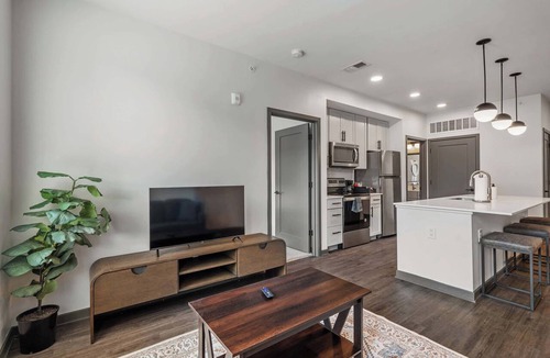 Indianapolis Apartment | TWO CozySuites AYR | 3 Beds | parking, pool, gym
