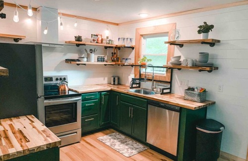 Martinsville Cabin | Two lakefront cabins next door