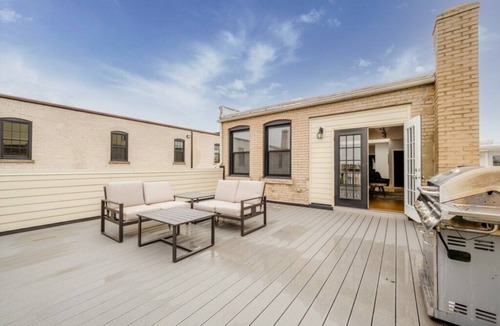 Three Oaks Apartment | (Two Night Minimum!) Three Oaks Charmer Right In Downtown!