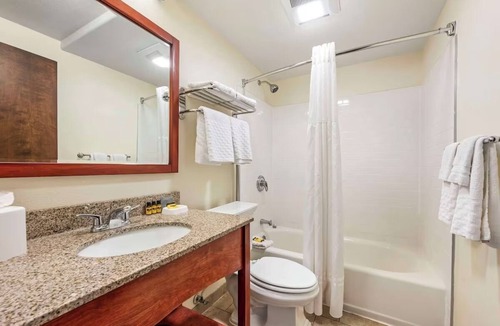 Eagle Hotel | Two Standard 2 Queen Rooms + Free Breakfast | 6-Mins to Eagle Pool & Ice Rink