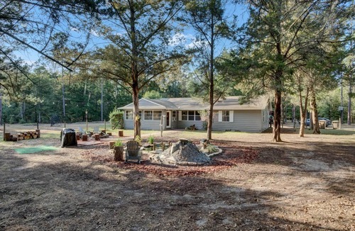 Eustis House | Uhost AI 4BR Retreat Hot Tub Firepit
