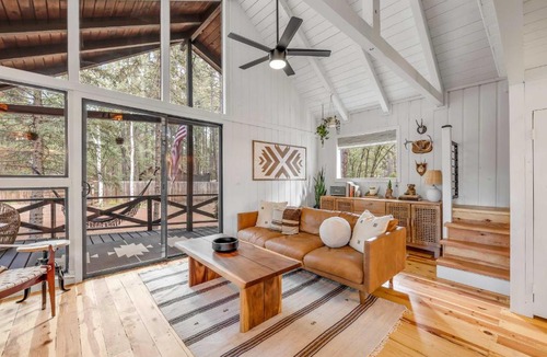 Pinetop House | Unique Cabin with Fire Pit about 1 Mi to Lakes!