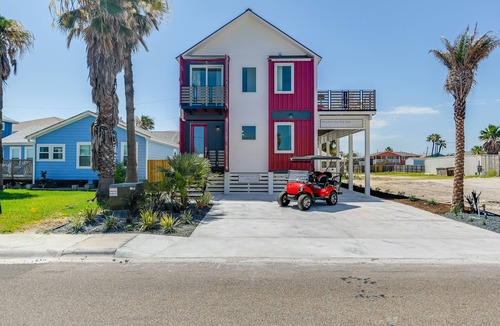 Shibui Sands House | Unique container home in Port Aransas located only two blocks to the beach! Sle