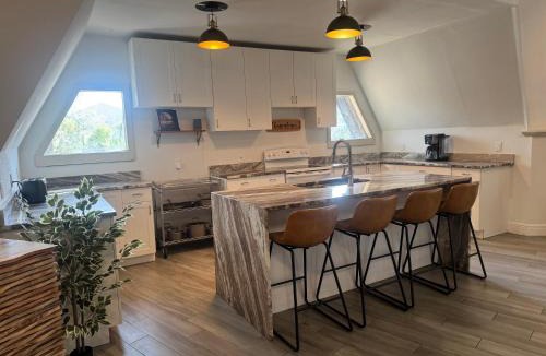 DeLand House | Unique Dome Home - 4BR Getaway - Springs -Daytona - Skydiving