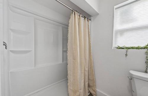 South Pensacola House | Unit 2 Comfortable Studio minutes to Beaches and NAS
