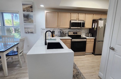 Fort Walton Beach Condo | Updated Coastal Condo Steps to Beach Pool King + Bunks Ground Floor