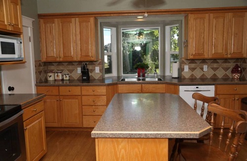 River Heights House | Updated Cottage Sleeps 8 Close to Logan