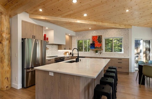 Idaho Springs Cabin | Updated Cozy Cabin on the River/Hot Tub/Beach