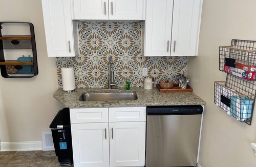 Lyndhurst House | Updated Entire Lyndhurst Home-Close to Hospitals, Universities, incl everything!