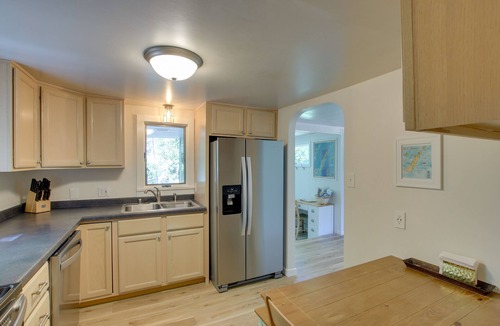 Sister Bay Cottage | Updated Home w/Deck: 2 Mi to Sister Bay Beach!