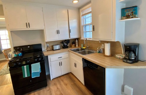 University Heights House | Upgraded 3 Bed Pet Friendly with In-Home Office