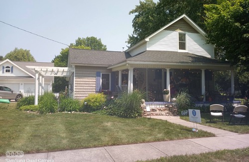 Port Austin House | UPPER 3 rm. studio B&B steps from beach & farm markt/shop'g.; dogs ok w/fee.