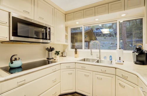 Cascade House | Upper Stone Lodge | Hot Tub & Game Room| Upper Unit