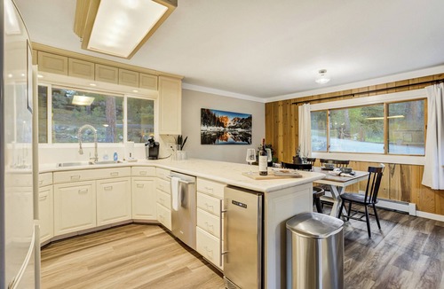 Cascade House | Upper Stone Lodge | Hot Tub & Game Room| Upper Unit