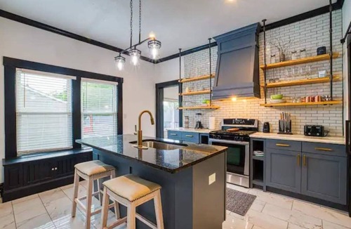 New Albany House | Uptown Class