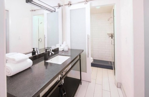 Venice Hotel | Venice Beach 2BR Apartment | City Skyline Views | Balcony | Rooftop Bar