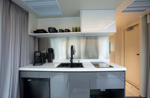 Bridgeport Apartment | Vessel 2 - Lakeside Vessel Retreat | Outdoor BBQ Kitchen Scenic Views