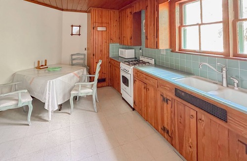 Duckpond Apartment | Victorian Apt. w/Tailgate Spot near Stadium!