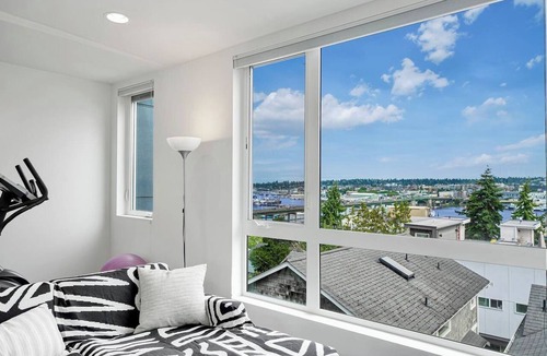 North Queen Anne Villa | [VIEW] 3BR Queen Anne House | Rooftop | NEW PROMO