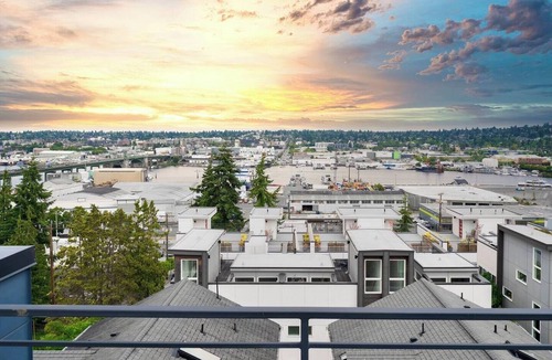 North Queen Anne Villa | [VIEW] 3BR Queen Anne House | Rooftop | NEW PROMO