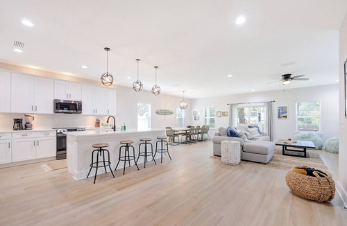 Vilano Beach House | Vilano Beach Bum Spacious Vilano 5 bedroom oasis - 7 minute walk to the beach!