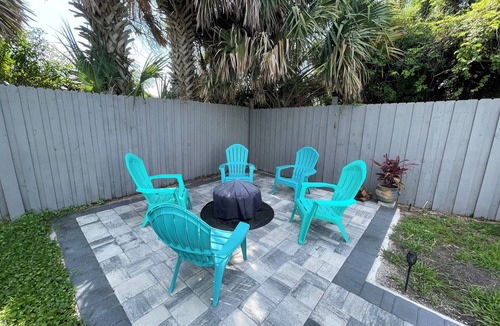 Vilano Beach Cottage | Vilano Beach Cottage, 1/2 block to Surfside Beach. Historic Capo Cottage