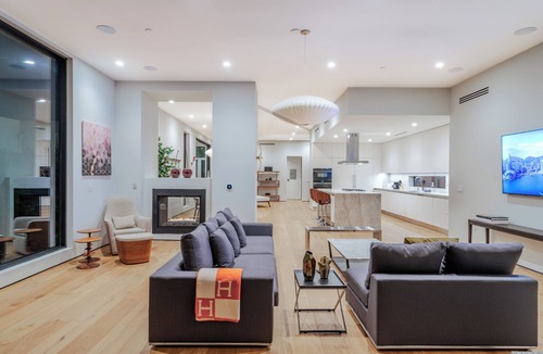 Beverly Hills Villa | Villa Stella by LuxJB 🏆 Family Friendly 🏆 Heated Pool & Jacuzzi