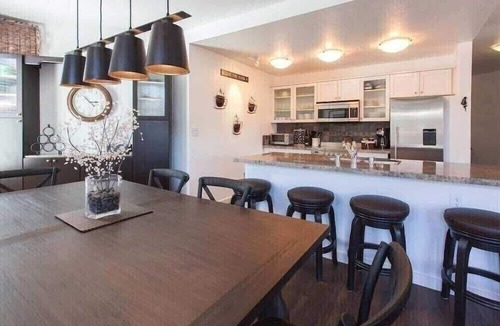 Mammoth Lakes Hotel | Village 2230 White Mountain Lodge