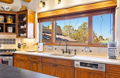 Historic Eastside House | Walk to Canyon Rd | Mountain Views | Great Outdoor Space | 2 Masters
